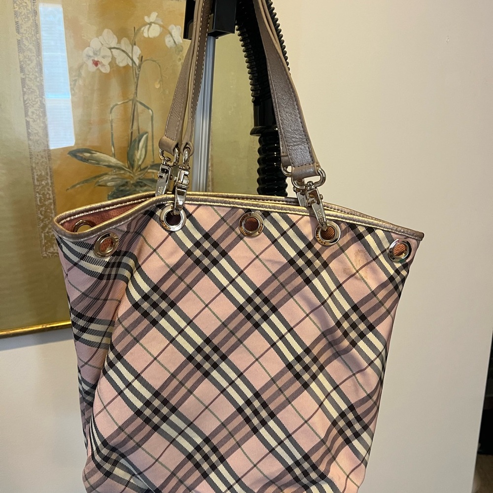 Burberry reversible Pink Tote with Gold Details - Picture 7 of 10